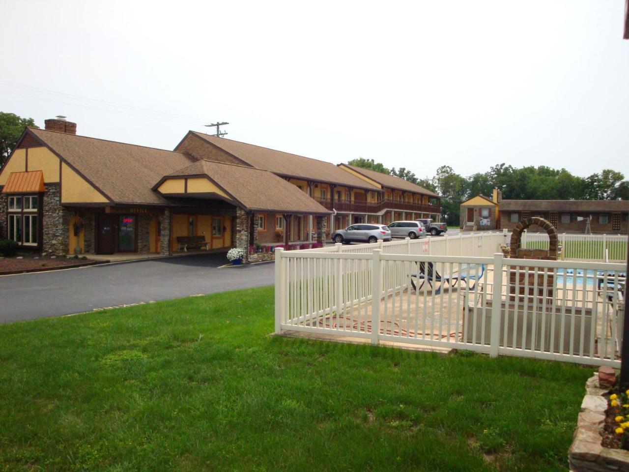 Soudersburg Inn & Suites Lancaster Ронкс Екстер'єр фото